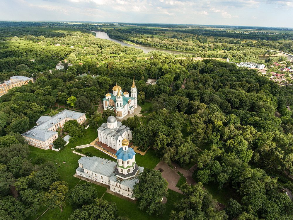 Святая 7 москва. Детинец Чернигова. Черниговщина фото. Чернигов вал. Святые места в Чернигове.